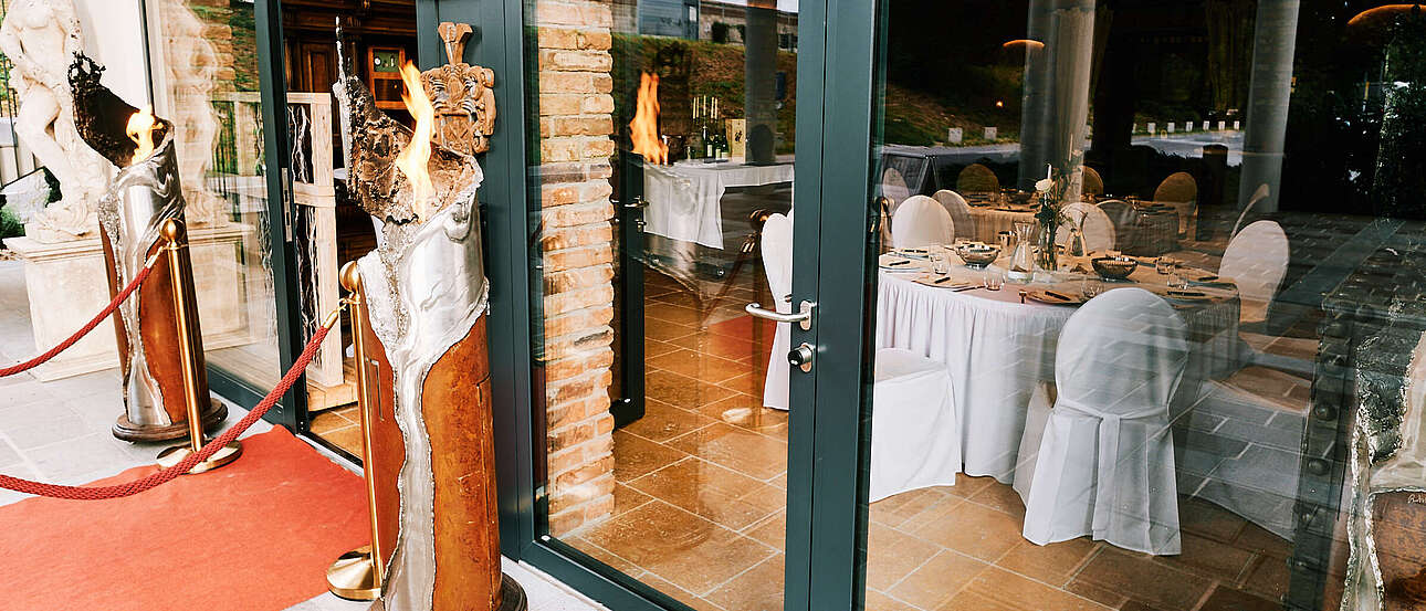 Feuersäule vor dem Eingang des Erzherzog-Johann Salons